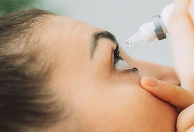 Behandlung von Augenerkrankungen mit topischen Kortikoiden